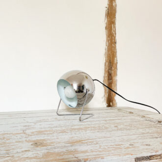 image lampe boule en métal chromé