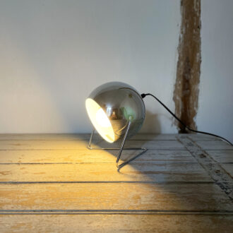 image lampe boule en métal chromé