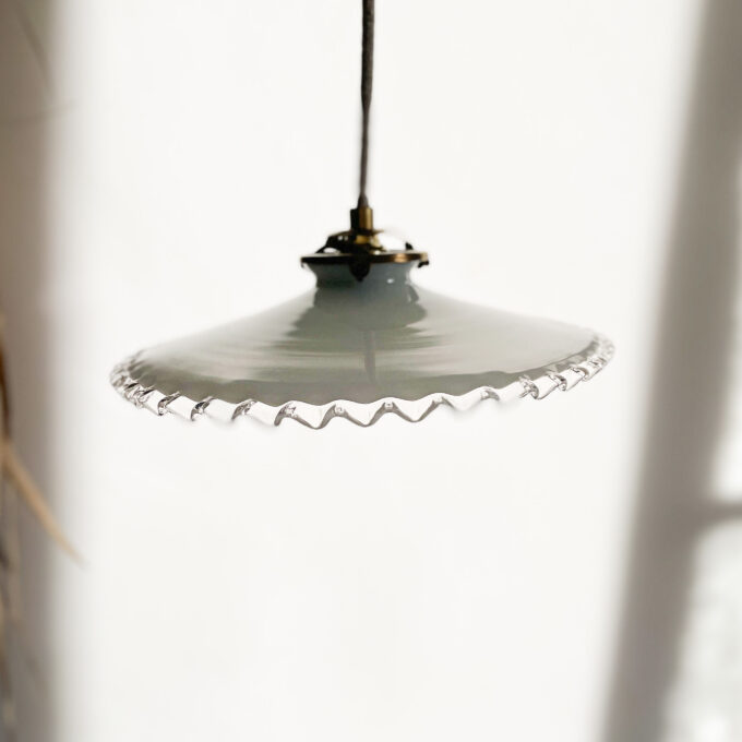 image suspension en opaline à dentelle