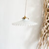 image suspension en opaline à dentelle