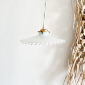 image suspension en opaline à dentelle