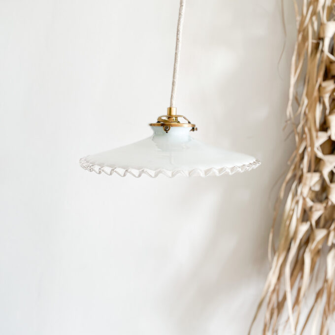 image suspension en opaline à dentelle