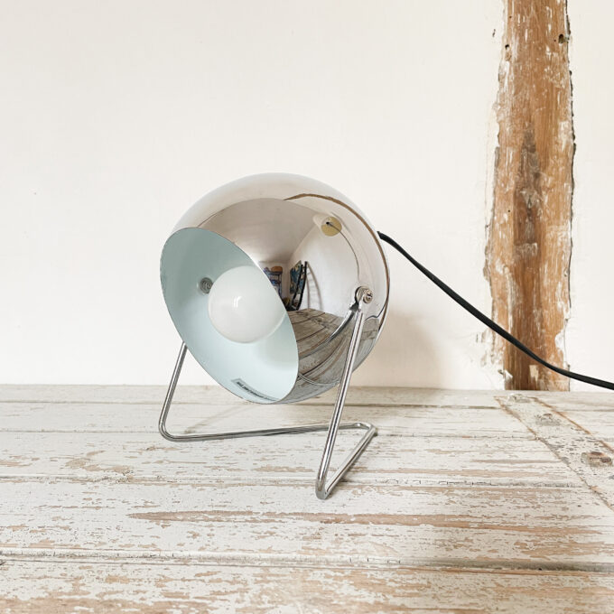 image lampe boule en métal chromé