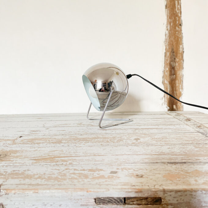 image lampe boule en métal chromé