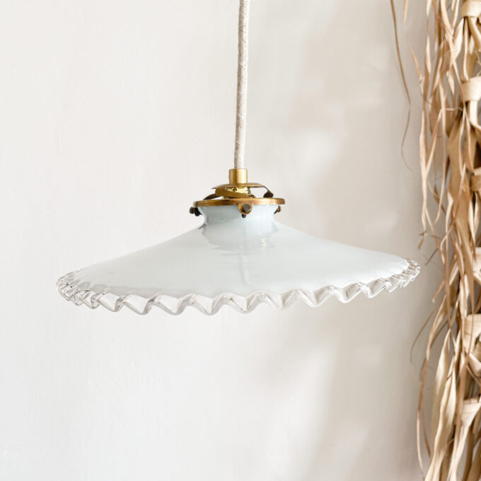 image suspension en opaline à dentelle