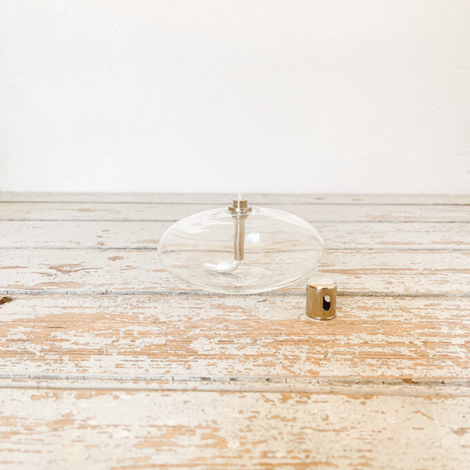 photo lampe à huile en verre ronde