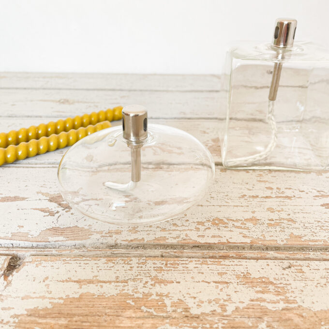 photo lampe à huile en verre ronde